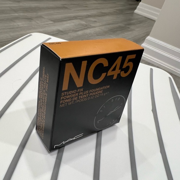 Mac Studio fix foundation powder - Picture 3 of 6